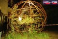 N#:135024 - Vor der Garage ist ein altes Auto in der Kugel